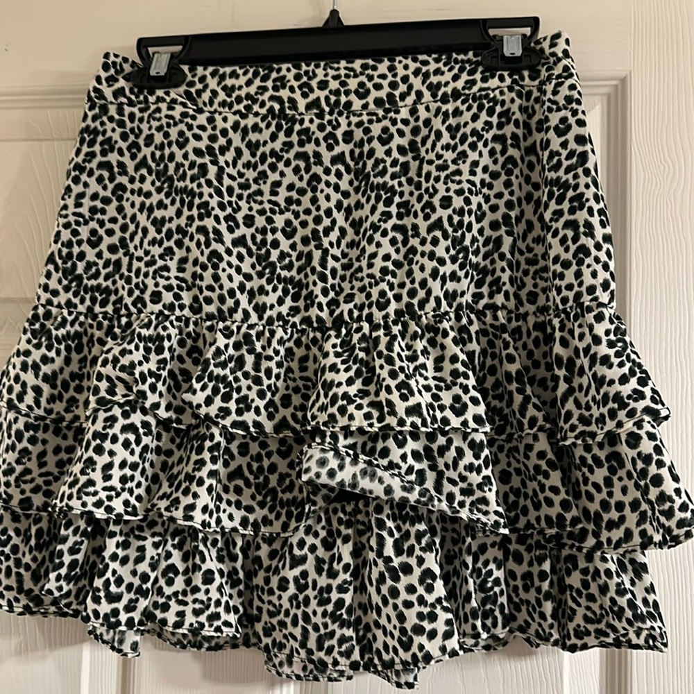 Cheetah ruffled skirt,, super cute on,, zips up on side,, good fabric